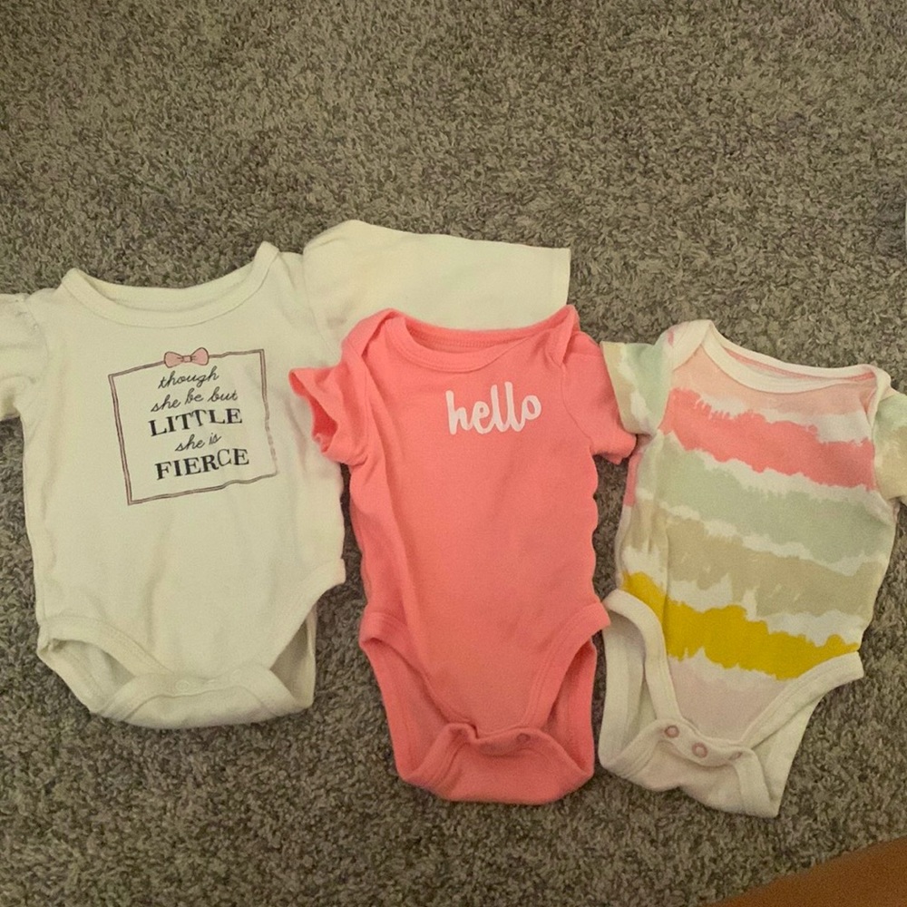 3 Newborn Onesies (Worn maybe twice) 👶🏽